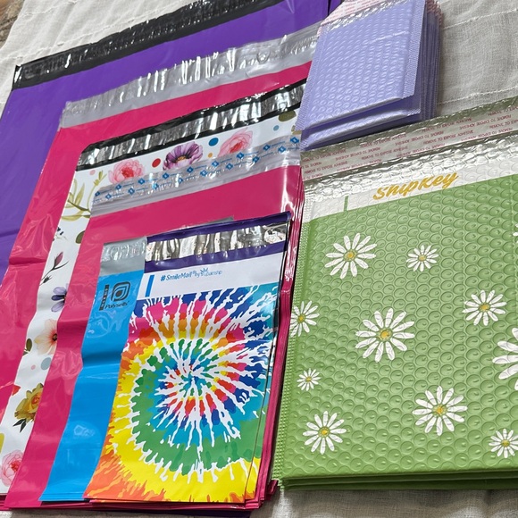 100 Piece Bundle of Poly Mailers & Bubble Mailers Assorted Sizes & Colors NWOT - Picture 6 of 12